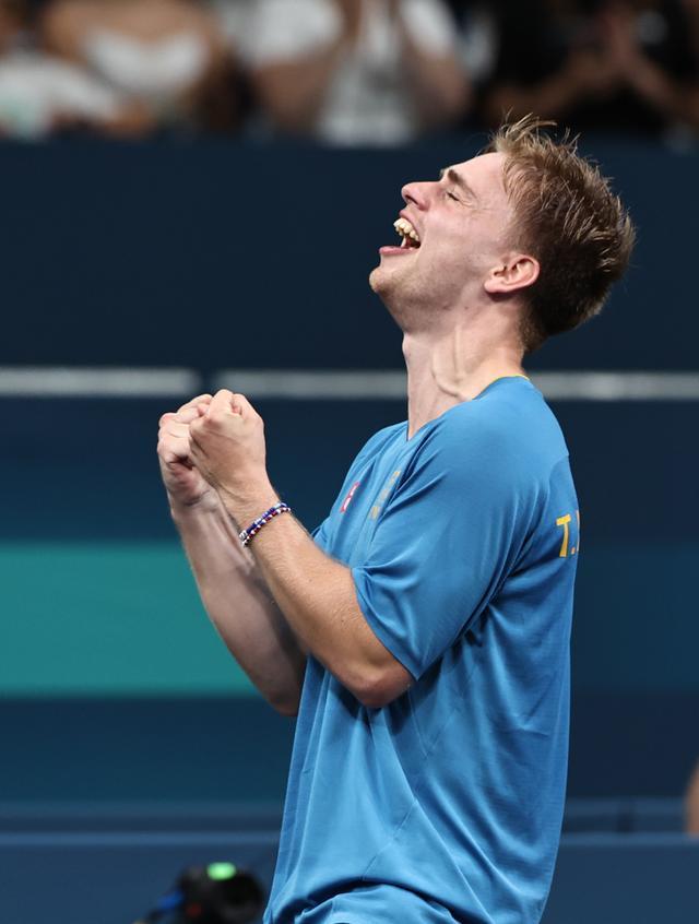 他在多个高 他在多个高